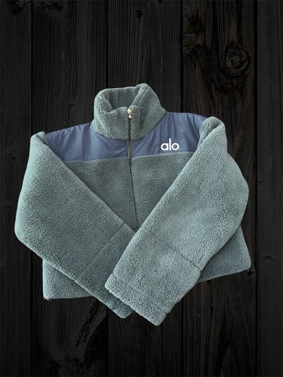 Chaqueta Polar ALO Color Verde con Panel Azul