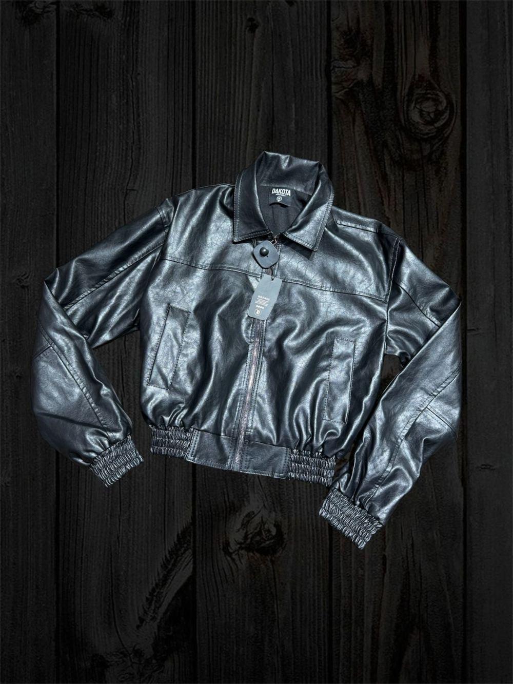 Chaqueta de cuero marrón Sandra Kell estilo bomber — Chompas